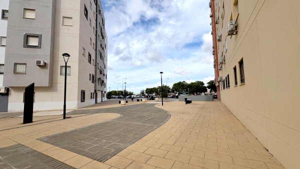 El Ayuntamiento de Tomares presta apoyo a las familias afectadas por el incendio del garaje de la Plaza de la Bruma