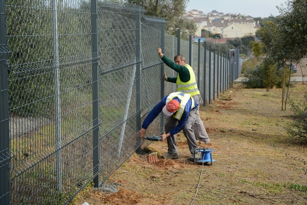Comienzan los trabajos para terminar el cerramiento del Parque Olivar del Zaud&iacute;n de Tomares