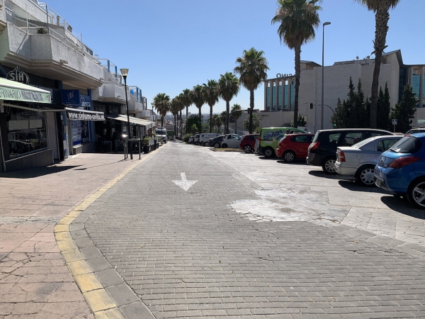 El ayuntamiento de Tomares va reparar la pavimentaci&oacute;n de la Avenida de la Arboleda, una de las zonas comerciales m&aacute;s importante de Tomares