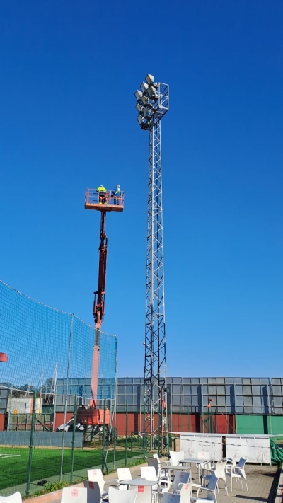 Gelves sustituye las 6 luminarias de las torres del Campo Municipal de F&uacute;tbol