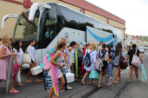 900 vecinos y vecinas de Gines han acudido a la playa este verano gracias a &lsquo;Los jueves al sol&rsquo;