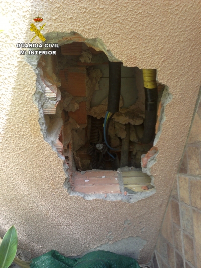 La Guardia Civil detiene a una persona por cultivo de drogas y defraudaci&oacute;n de fluido el&eacute;ctrico