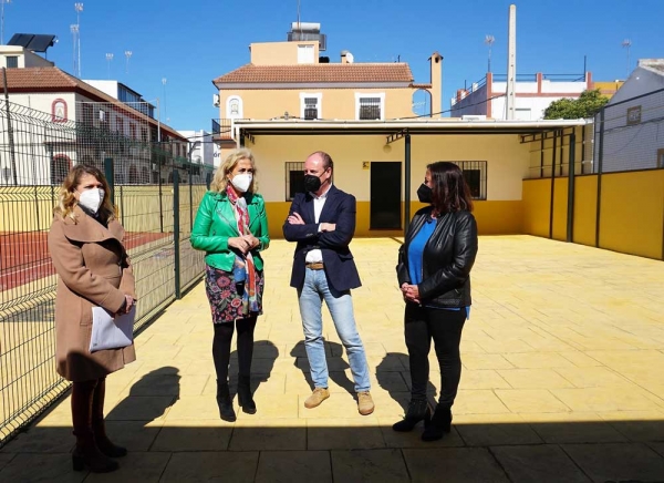Carmen Herrera anuncia una inversión de más de 700.000 euros en los colegios de Castilleja de la Cuesta, a través de un nuevo plan de actuaciones del Ayuntamiento