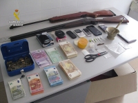 La Guardia Civil detiene a padre, madre e hijo por tr&aacute;fico de drogas