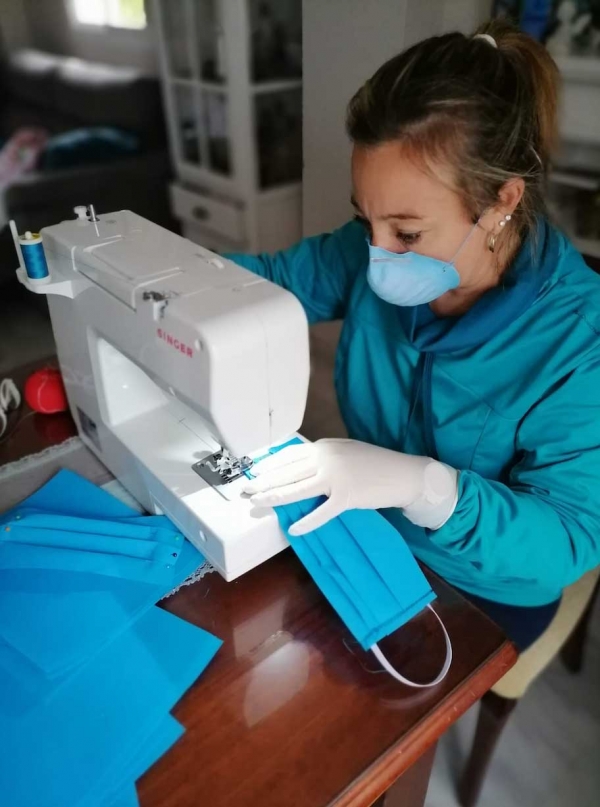 El Ayuntamiento de La Algaba y la red solidaria de voluntarias repartir&aacute;n  20.000 mascarillas