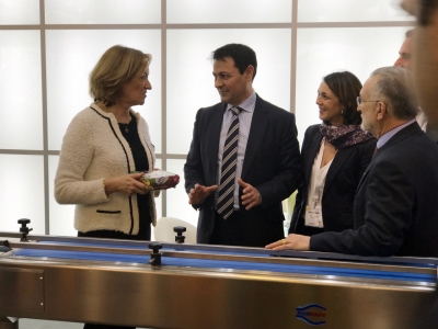 La consejera de Agricultura visita el stand de RGD MAPE y felicita a la empresa por sus 25 a&ntilde;os en Fruit Logistica