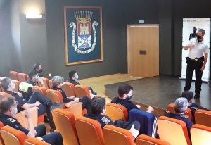 Agentes de la Polic&iacute;a Local de Castilleja de la Cuesta realizan la formaci&oacute;n necesaria para el uso de los dispositivos T&aacute;ser