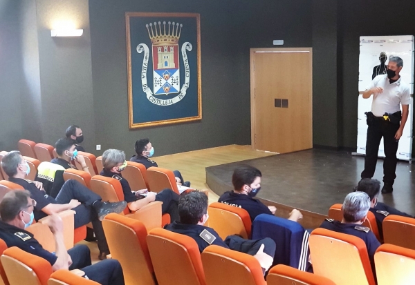 Agentes de la Polic&iacute;a Local de Castilleja de la Cuesta realizan la formaci&oacute;n necesaria para el uso de los dispositivos T&aacute;ser