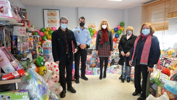 Castilleja de la Cuesta se vuelca en la campa&ntilde;a de recogida de juguetes que impulsa la Polic&iacute;a Local logrando un nuevo r&eacute;cord