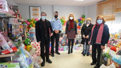 Castilleja de la Cuesta se vuelca en la campa&ntilde;a de recogida de juguetes que impulsa la Polic&iacute;a Local logrando un nuevo r&eacute;cord