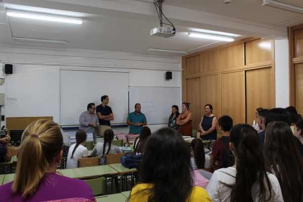 33 estudiantes de bachillerato reciben libros de texto gracias al programa `Banco de Libros` de La Algaba