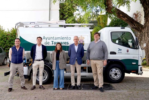 Surtruck entrega al Ayuntamiento de Tomares una cisterna de riego y baldeo que reducirá un 40 % el consumo de agua