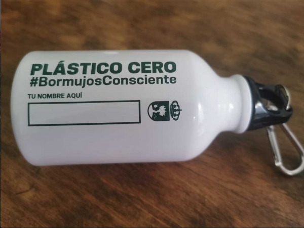Bormujos elimina del uso municipal los vasos desechables y reparte botellas de aluminio