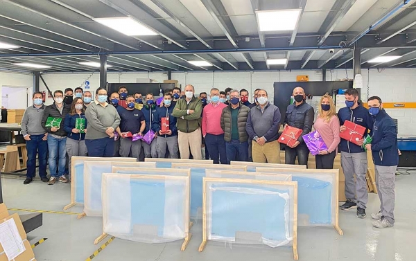 Andaluza de Marqueter&iacute;a dona 10 mamparas y juguetes para agradecer a la sociedad su crecimiento del 23 % tras el cambio de conducta en el consumo por la pandemia