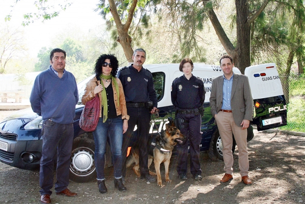 El alcalde de Valencina de la Concepci&oacute;n presenta el nuevo parque de esparcimiento canino del municipio