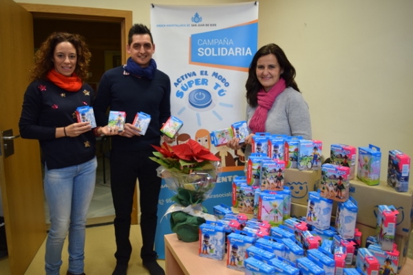 La Polic&iacute;a Local entrega juguetes a la Obra Social de San Juan de Dios para los hijos de las familias que atienden