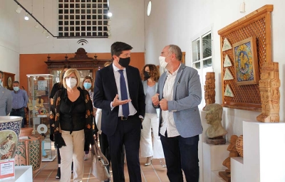 La alcaldesa de Gelves acompa&ntilde;a al vicepresidente de la Junta en su visita a la Escuela de Artesanos