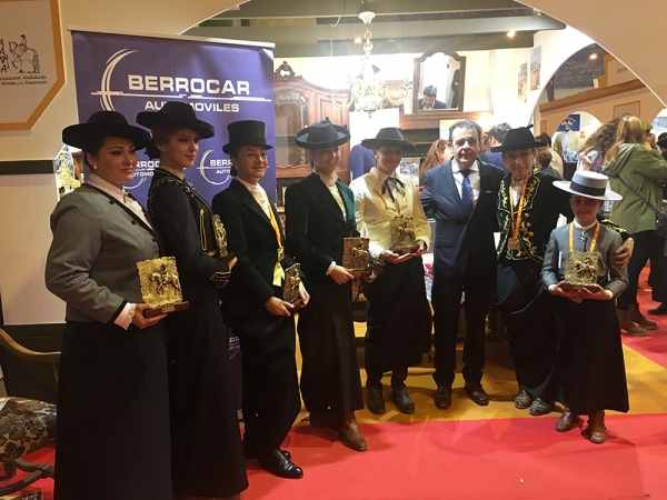 Berrocar entrega los premios a las ganadoras del 'Concurso Exhibici&oacute;n de Monta a la Amazona' en SICAB