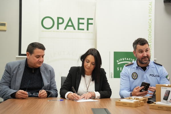 Castilleja de la Cuesta, primer municipio en recibir los nuevos terminales móviles por parte de OPAEF para facilitar la labor de la Policía Local