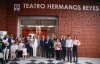 Carmen Herrera inaugura el nuevo Teatro Municipal Hermanos Reyes, junto al presidente de la Diputación de Sevilla y familiares de los artistas