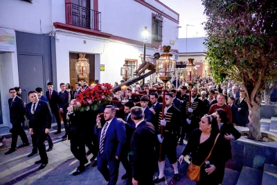 Tomares vive con gran emoción y recogimiento el Vía Crucis del Smo. Cristo de la Vera Cruz