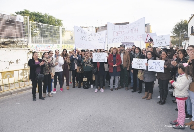 Los vecinos de Coria siguen moviliz&aacute;ndose para protestar por el lamentable estado del colegio Manuel G&oacute;mez