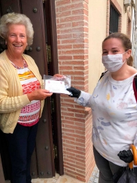 La obra Social 'Nuestra Se&ntilde;ora de la Soledad' reparte  m&aacute;s de 4.000 mascarillas entre los vecinos de Castilleja de la Cuesta