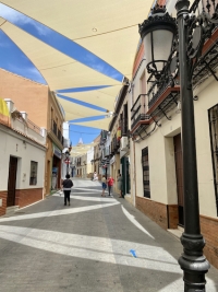 Toldos microperforados para crear sombra en la calle Real de Gines