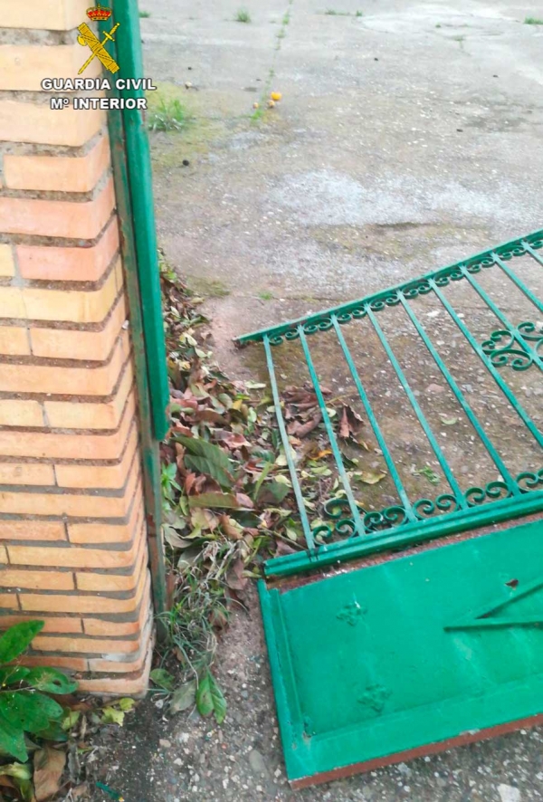 Un guardia civil fuera de servicio detiene a un individuo intentando robar en el interior de un chalet de Benacaz&oacute;n