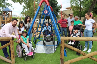 El Parque Municipal de Gines estrena un nuevo columpio adaptado para sillas de ruedas