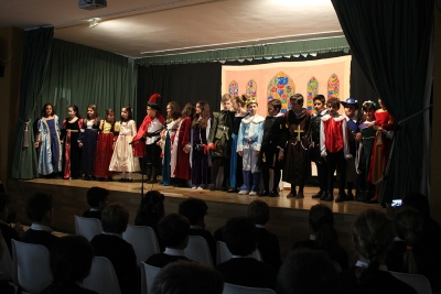 Los alumnos del St. Mary’s School interpretan la obra Romeo y Julieta de Shakespeare
