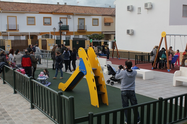 Se inaugura en Sanl&uacute;car la Mayor el primer parque adaptado para personas con discapacidad f&iacute;sica