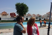 La alcaldesa de Castilleja de la Cuesta, Carmen Herrera, visita las obras de la Piscina Municipal