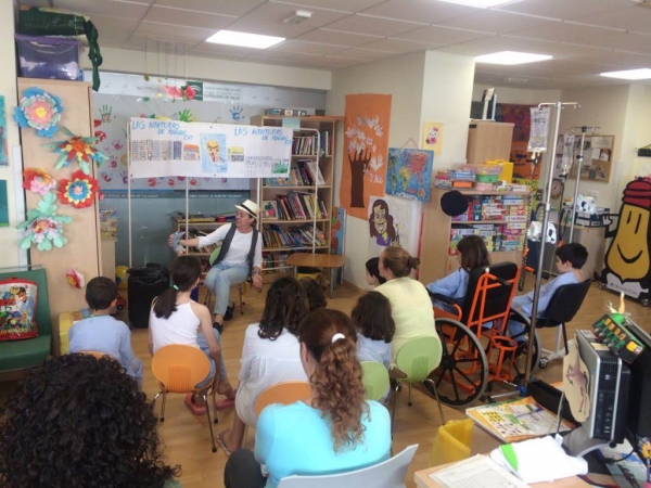 Cuentacuentos "Maran Cat" en el aula Diver del Hospital Virgen Macarena