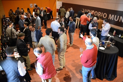 Los aficionados al vino saborean en Tomares los mejores caldos de Espa&ntilde;a