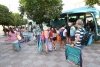 Los vecinos de Tomares disfrutan de su primer “Jueves a la playa”, una de las iniciativas municipales favoritas del verano