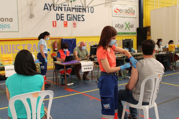 Los trabajadores esenciales vacunados con AstraZeneca reciben en el Pabell&oacute;n Cubierto de Gines su segunda dosis