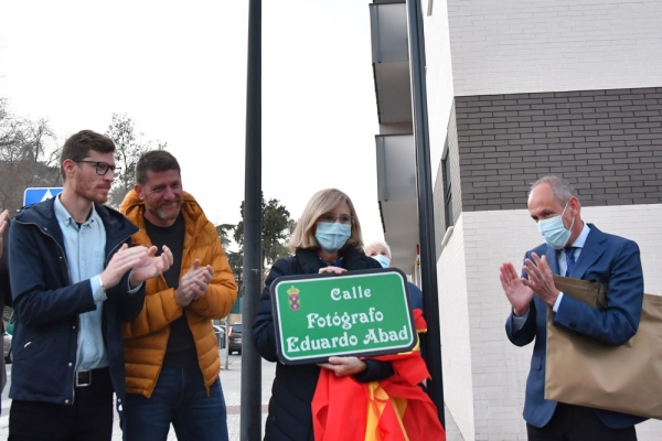 Una calle en el centro de Tomares recordar&aacute; para siempre a Eduardo Abad, maestro de fot&oacute;grafos