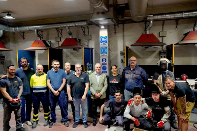 El delegado territorial de Empleo visita el curso oficial de soldadura de la Junta que imparte COMEGU