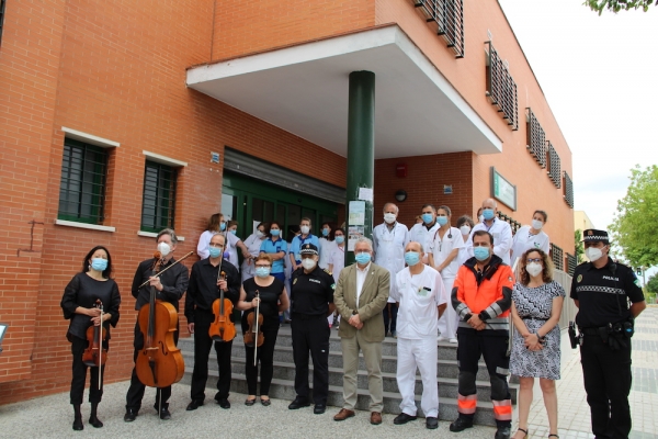 Los vecinos de Tomares y miembros de la Ross rinden homenaje a los sanitarios y profesionales que han luchado frente al Covid-19 en el municipio