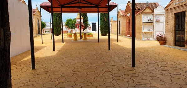 El ayuntamiento de Espartinas remodela la entrada del cementerio de San Fernando