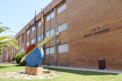 El pleno del ayuntamiento de Tomares aprueba una declaraci&oacute;n institucional en apoyo a las alumnas de griego del IES N&eacute;stor Almendros para que no desaparezca esa asignatura del sistema educativo