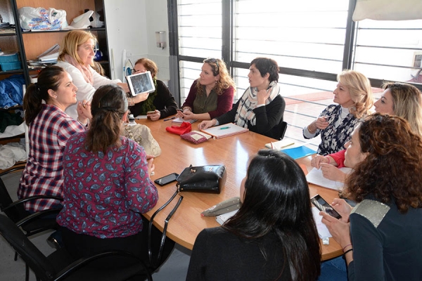 Las mujeres de Tomares se hacen su propio traje de flamenca