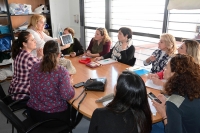 Las mujeres de Tomares se hacen su propio traje de flamenca