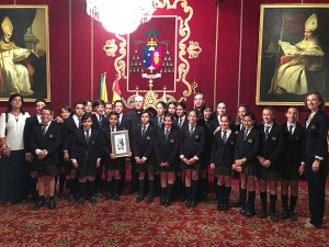 Monse&ntilde;or Asenjo recibe en el Arzobispado a alumnos de St. Mary&acute;s School  y les agradece su dinamismo y entusiasmo