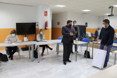 La comunidad educativa de Gines conoce de primera mano el funcionamiento de los filtros HEPA H13 que va a instalar el Ayuntamiento