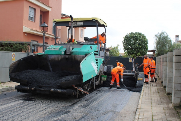 Se retoman los trabajos de asfaltado en las calles de Gines tras el parón obligado por las lluvias