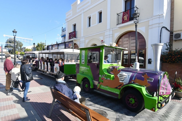 El Trenecito Navide&ntilde;o ha llegado ya a Tomares para llenar de alegr&iacute;a las calles