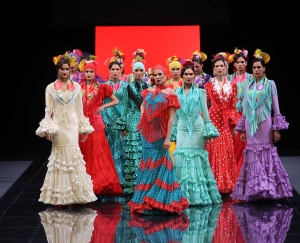 El Palacio de Congresos y Exposiciones Fibes de Sevilla acoge la pasarela de moda flamenca Simof hasta el 21 de enero