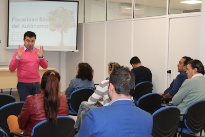 Emprendedores mejoran su formaci&oacute;n sobre fiscalidad empresarial en la Agencia de Desarrollo Local de Gines